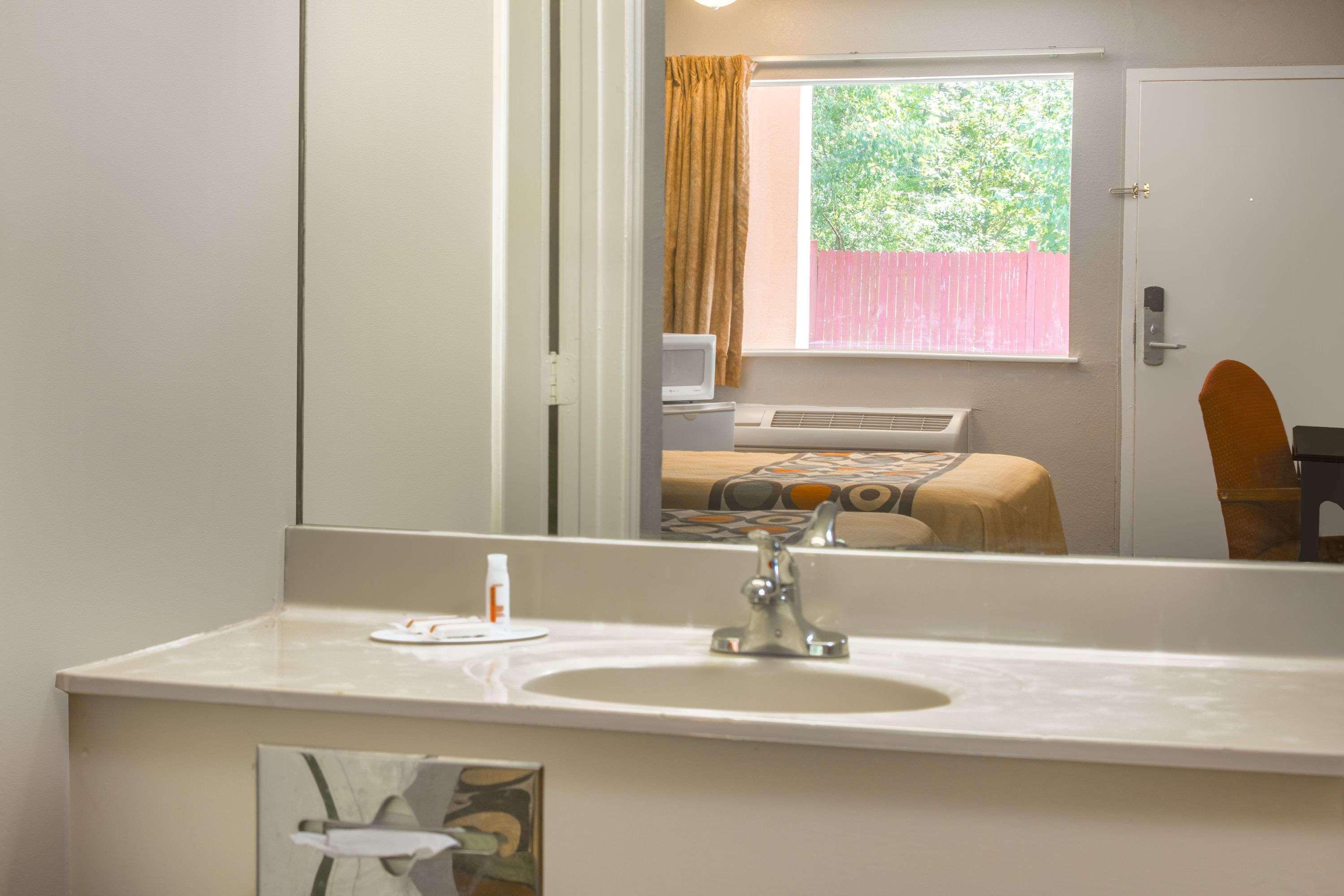 Super 8 By Wyndham Durham/University Area Nc Экстерьер фото