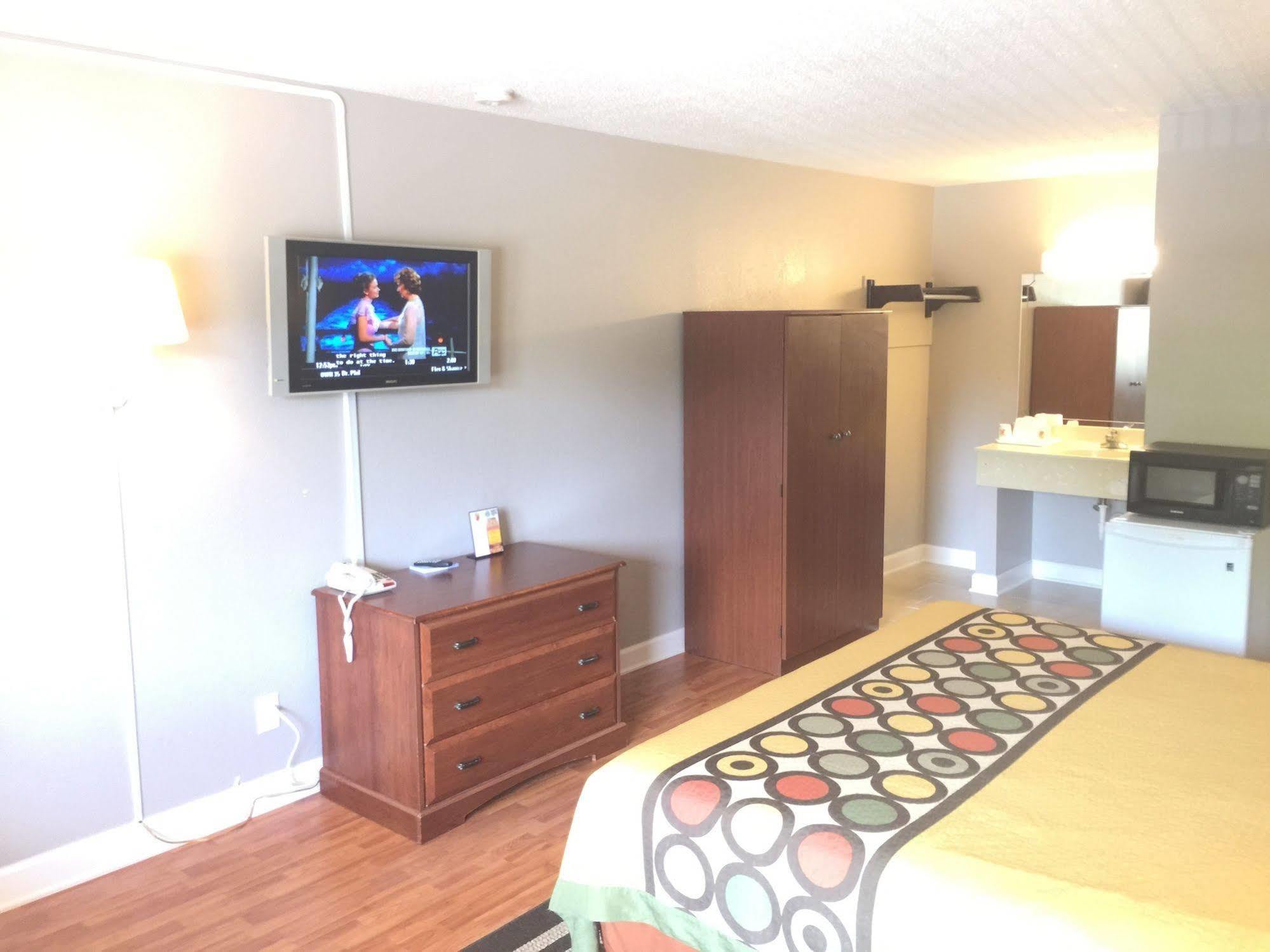Super 8 By Wyndham Durham/University Area Nc Экстерьер фото