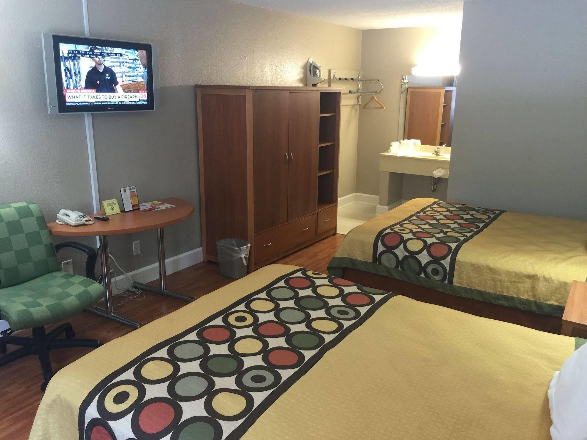 Super 8 By Wyndham Durham/University Area Nc Экстерьер фото