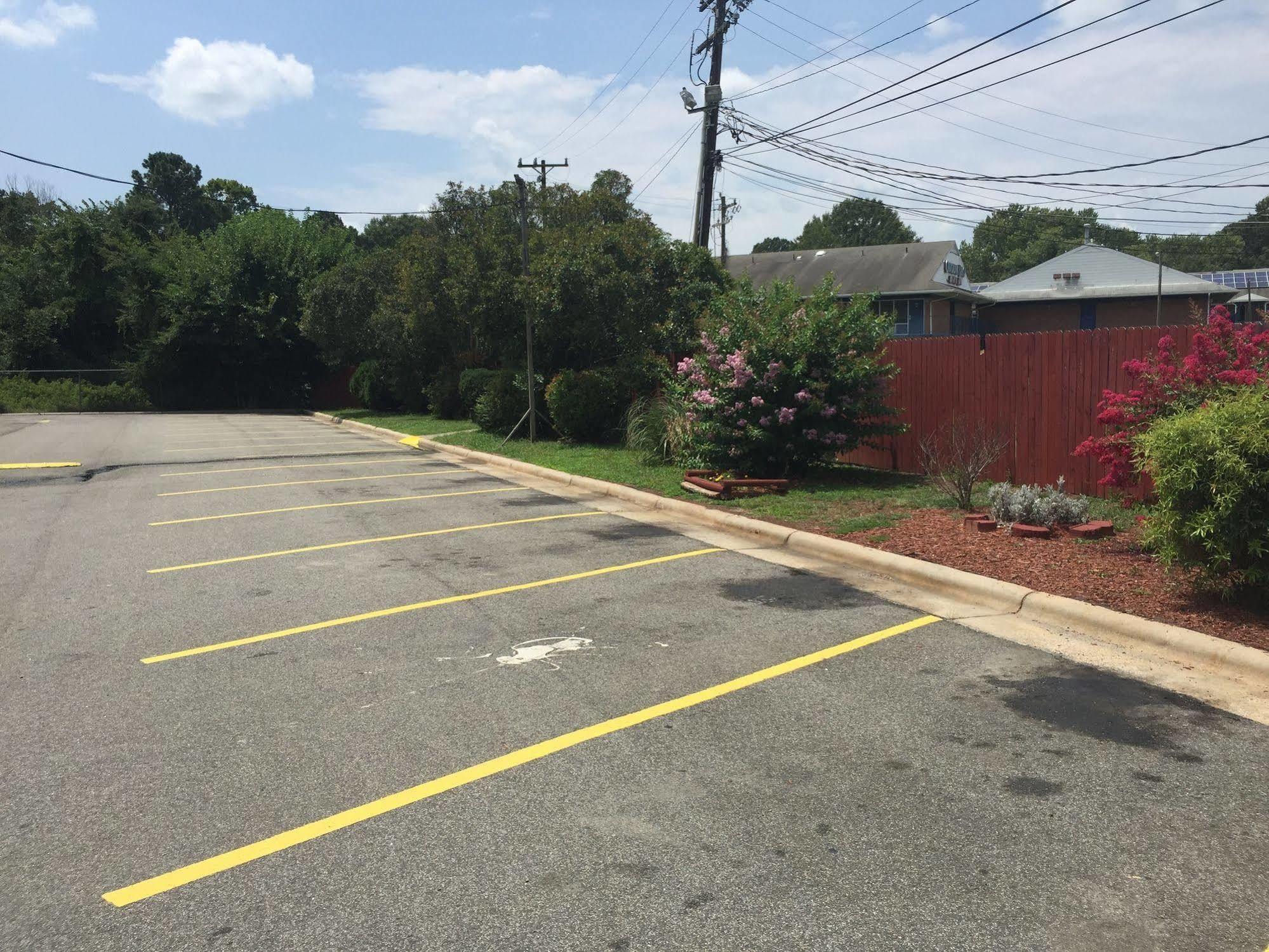 Super 8 By Wyndham Durham/University Area Nc Экстерьер фото